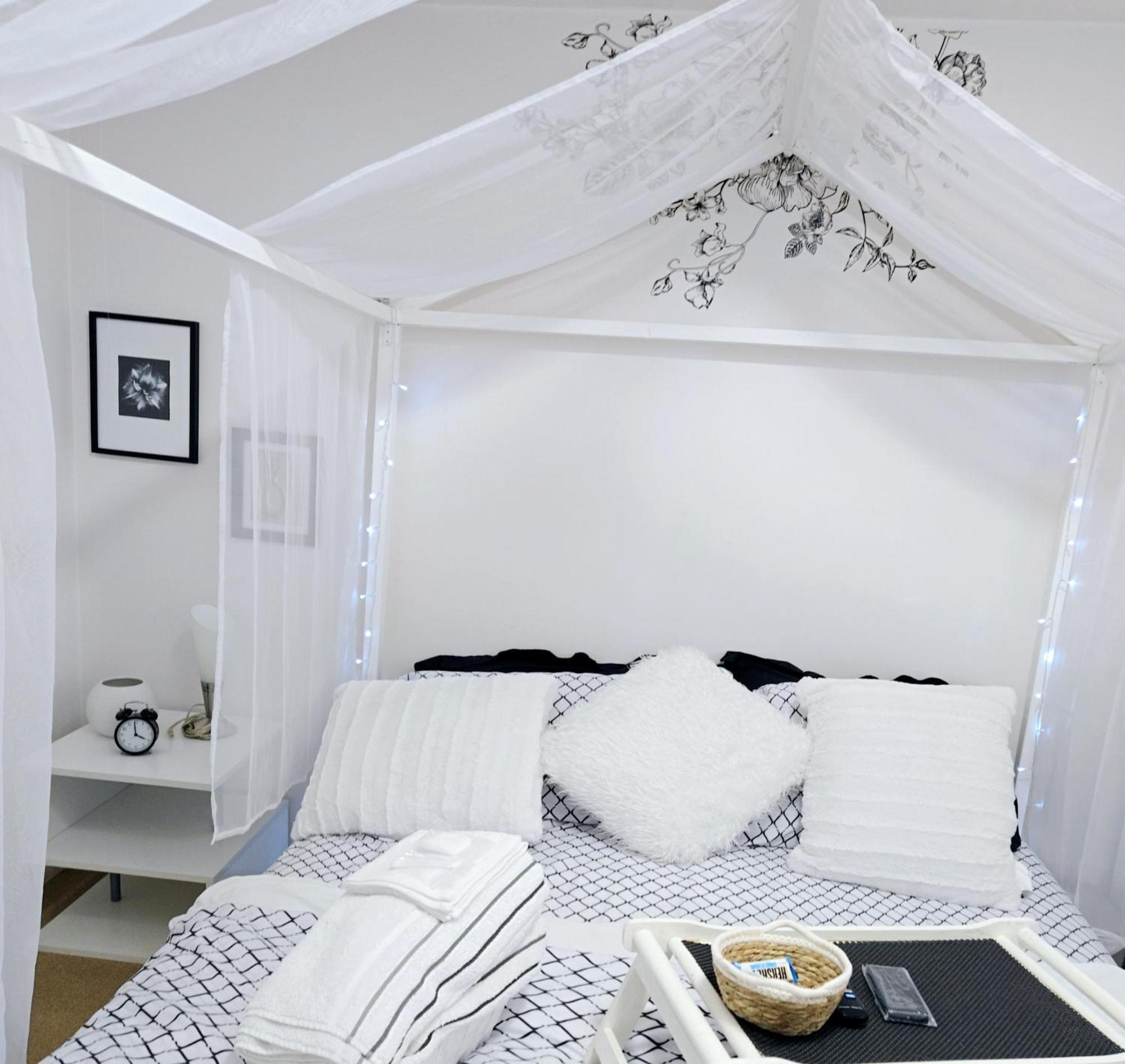 Charming Room With Attached Private Bath In The Heart Of Vancouver! Private Parking, Self Check-In & Just 4 Mins To Metrotown! Kültér fotó